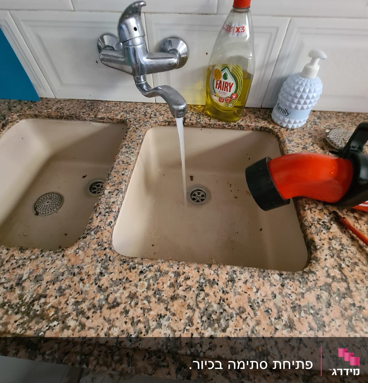 ברז מטבח עם מים זורמים, בקבוק סבון כלים
